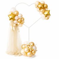 Stojak serce na balony 150 cm w kolorze białym, udekorowany złotymi i kremowymi balonami oraz tiulem, na czystym białym tle