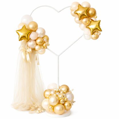 Stojak serce na balony 150 cm w kolorze białym, udekorowany złotymi i kremowymi balonami oraz tiulem, na czystym białym tle