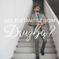 Czy zostaniesz moim drużbą na rozmytym tle