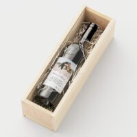 Wino dla pary młodej w eleganckim opakowaniu, gotowe do wręczenia