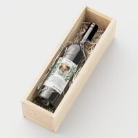 Butelka wina z personalizowaną etykietą jako prezent dla młodej pary