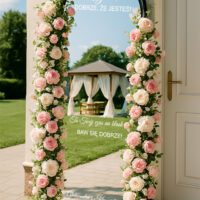 Dekoracja lustra na weselu, na którym jest naklejka na lustro z personalizacją