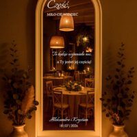 Dekoracja lustra na weselu, na którym jest naklejka na lustro z personalizacją