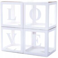 Cztery transparentne pudełka z białymi ramkami i literami LOVE ułożone w kwadrat